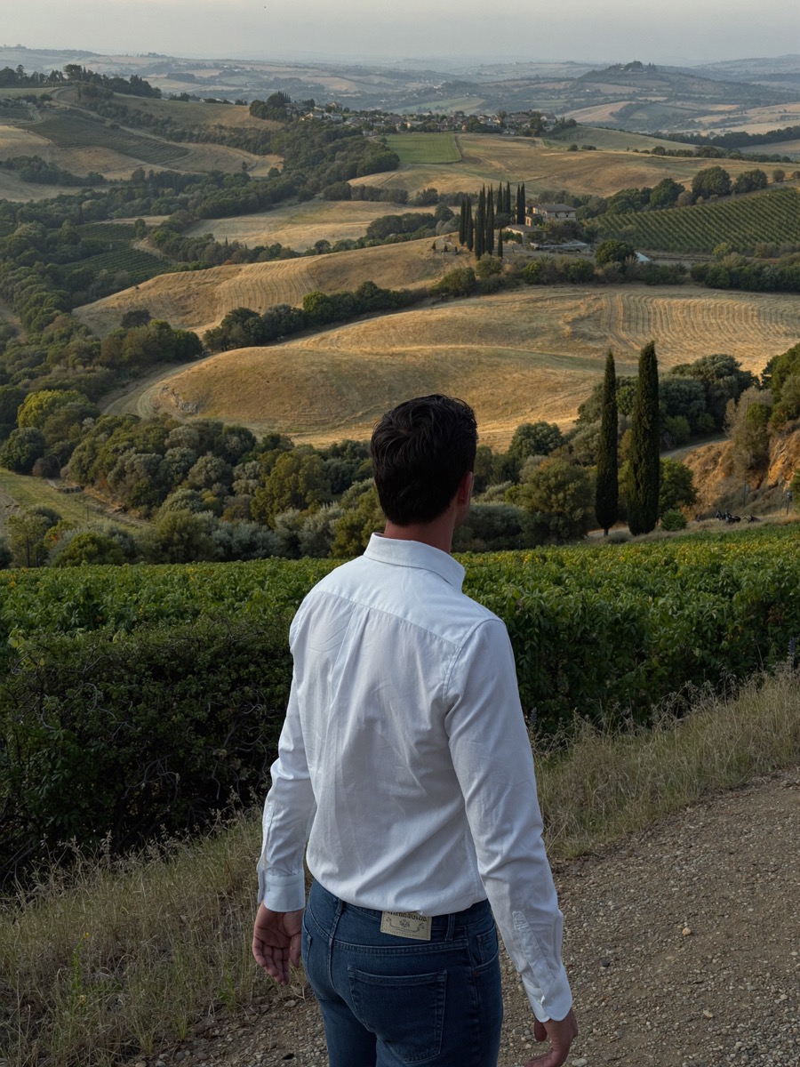 Wit overhemd op maat in een Italiaans landschap